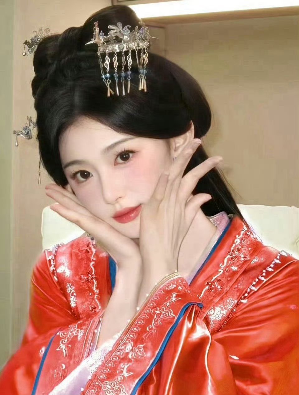 孔雪儿又用美貌袭击我孔雪儿红衣垂耳兔路透杀疯了！一身红衣走过来隔着屏幕都闻到姐