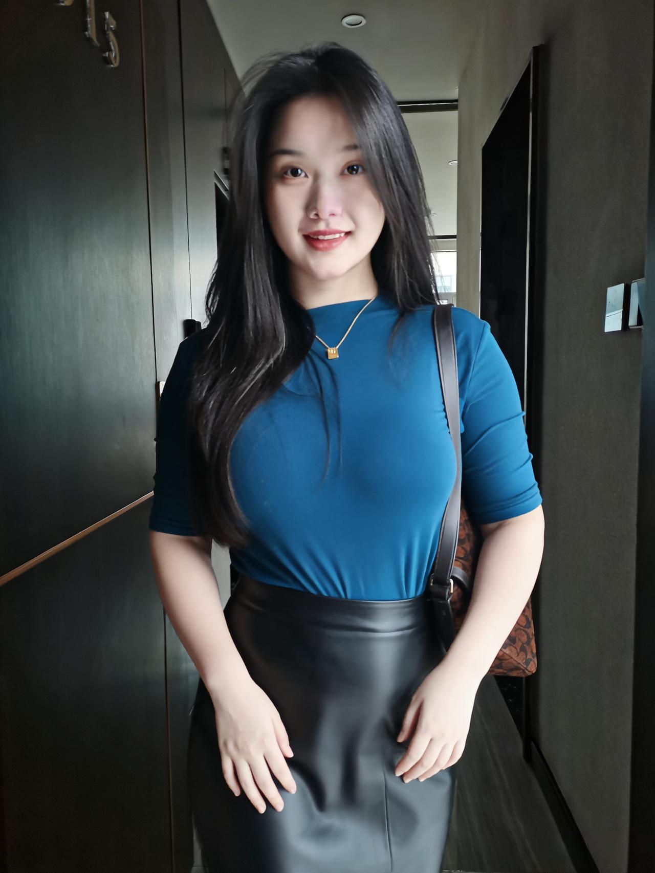 蓝衫裹得玉肌柔，长发垂肩意未收。缓步廊间风暗度，清辉一缕上眉头。