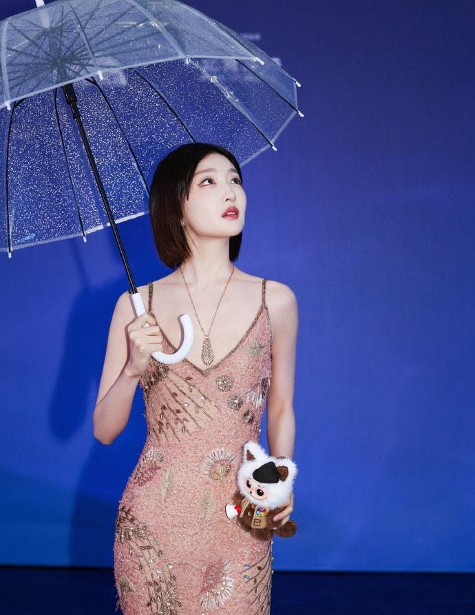 最近周冬雨在北京出席时尚活动，她这次搭配的好靓丽，也很有艳丽之美，气质极为出众。