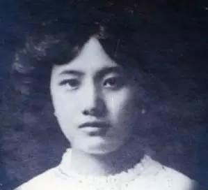 1914年，14岁的董竹君来了“月事”。很快，她的“初次”拍卖会，就被提上了议程