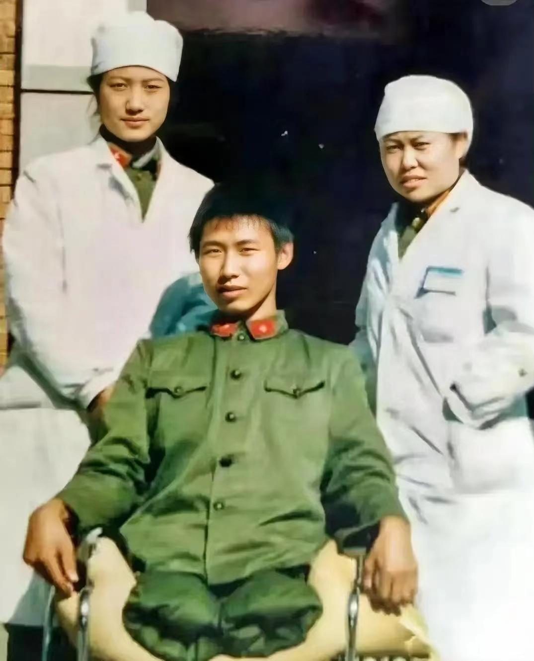 1980年代，对越自卫反击战前线，这位失去双腿的战士，眼神里藏着不屈的光。