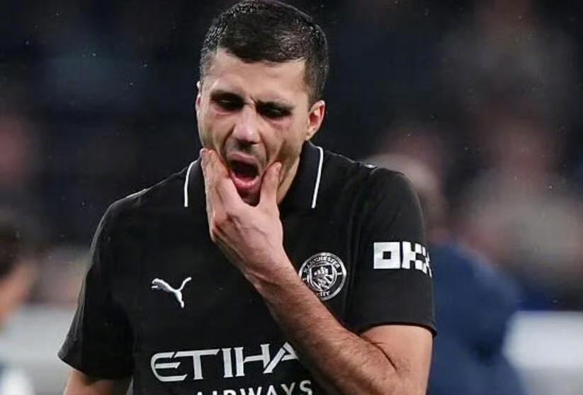 英超关键事件评议小组给热刺2-2平曼城的争议判罚定调。1，罗德里应该两黄变一红被