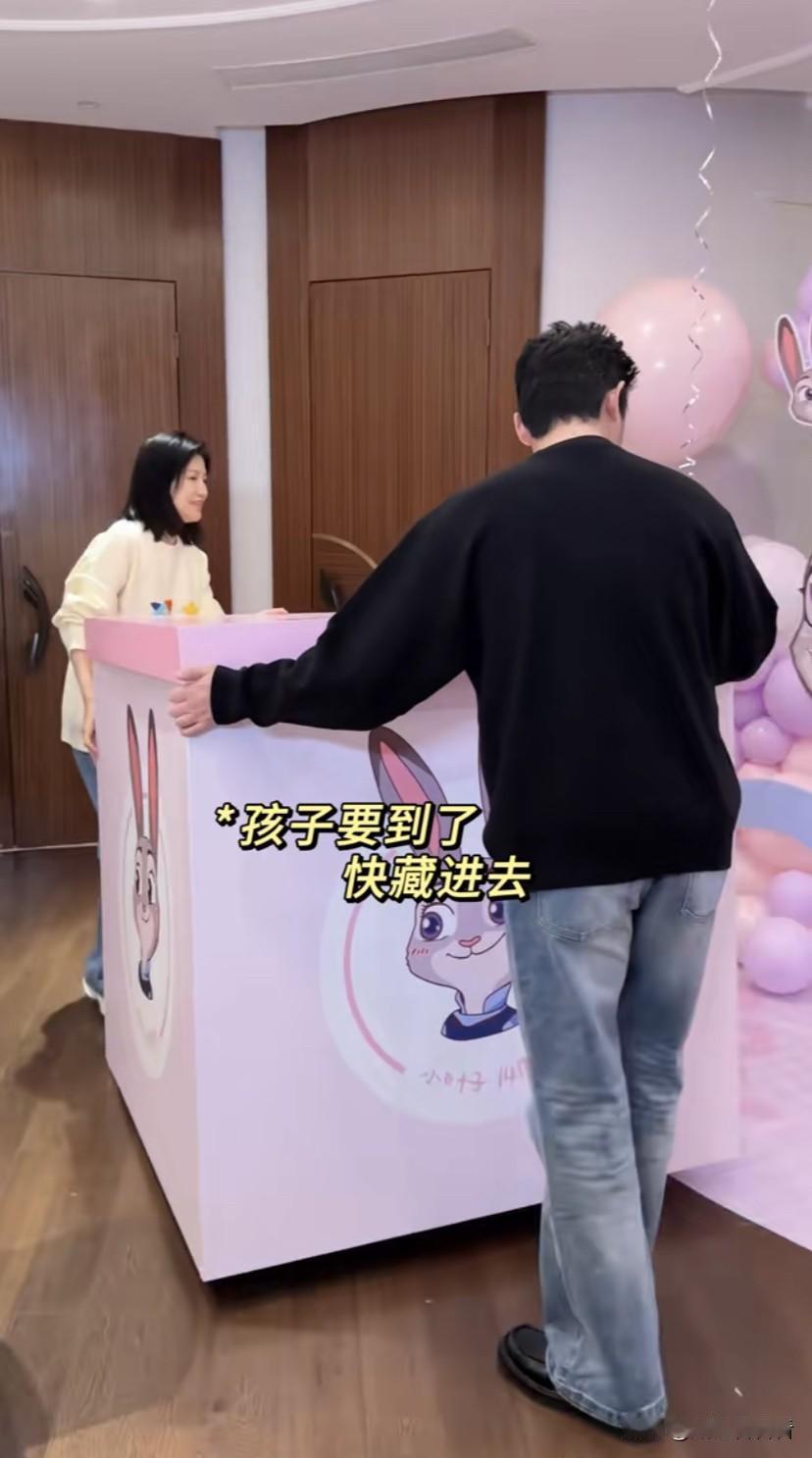 陆毅的小女儿小叶子十四岁生日，陆毅和鲍蕾在酒店布置现场，大女儿贝儿带着妹妹出去看