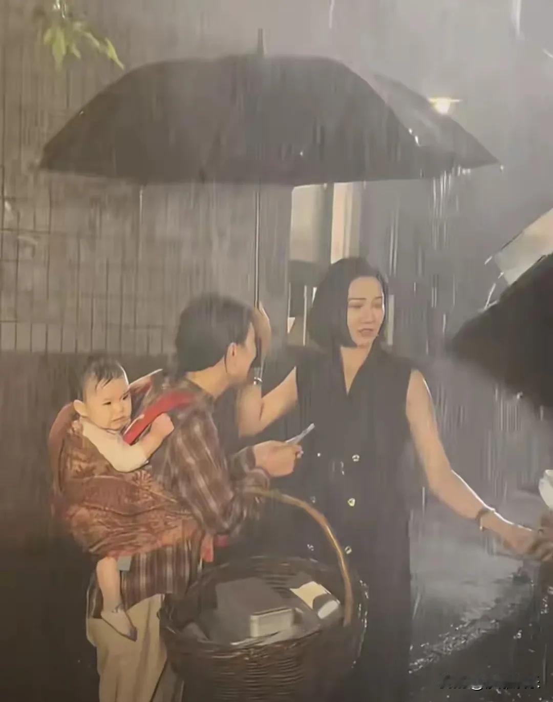 婴儿片场当“雨神”，800块淋出剧组“良心价”！看看这短剧拍的！为了个镜头，