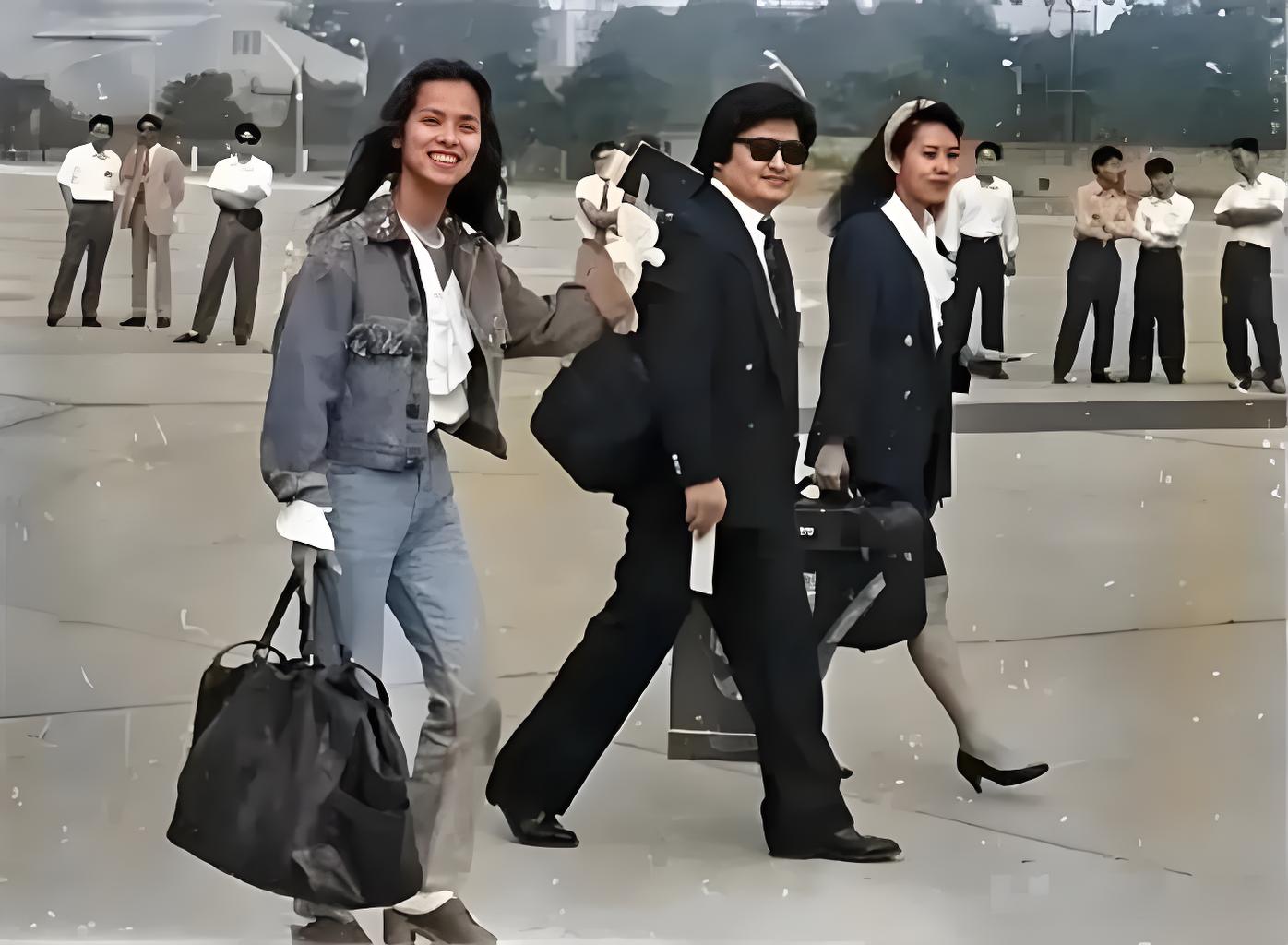 1990年，歌手刘欢和韦唯前往北京工人体育场参加亚运会开幕式彩排。在通往体育场的