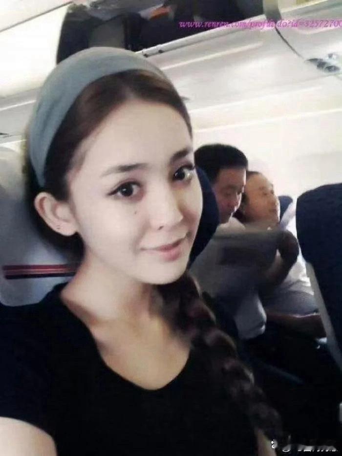 16岁的娜扎自带异域风情，眉眼精致立体，神似灵动的俄罗斯姑娘，青春模样惊艳又吸睛