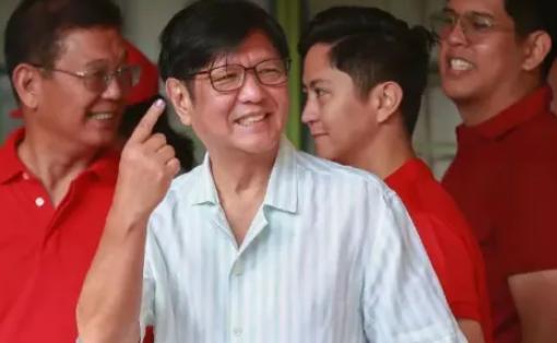 菲律宾人民觉醒了！在当地时间28日，菲律宾爆发了大规模的抗议游行，并且把怒火撒