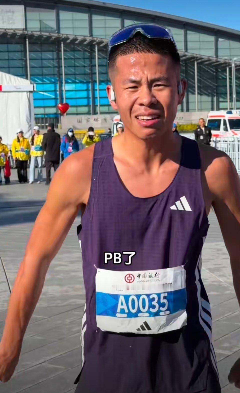 大正在北京马拉松刷新PB11月2日，草根跑者大正（王连正）在2025北京马拉松赛