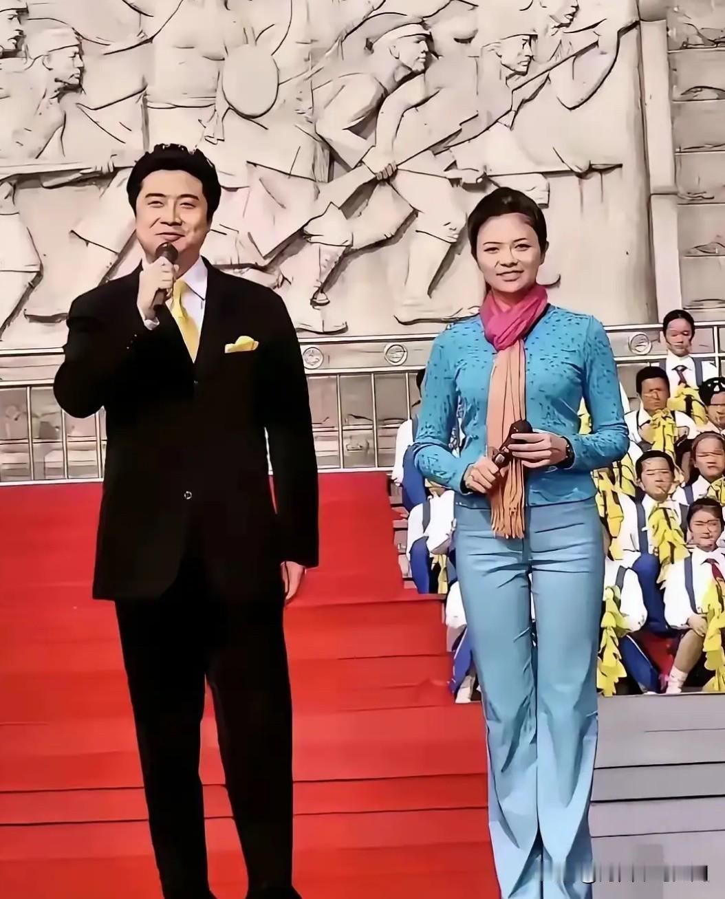 这是他们在北京天安门人民英雄纪念碑前，共同主持红色文化活动的一张合影。男主持是中