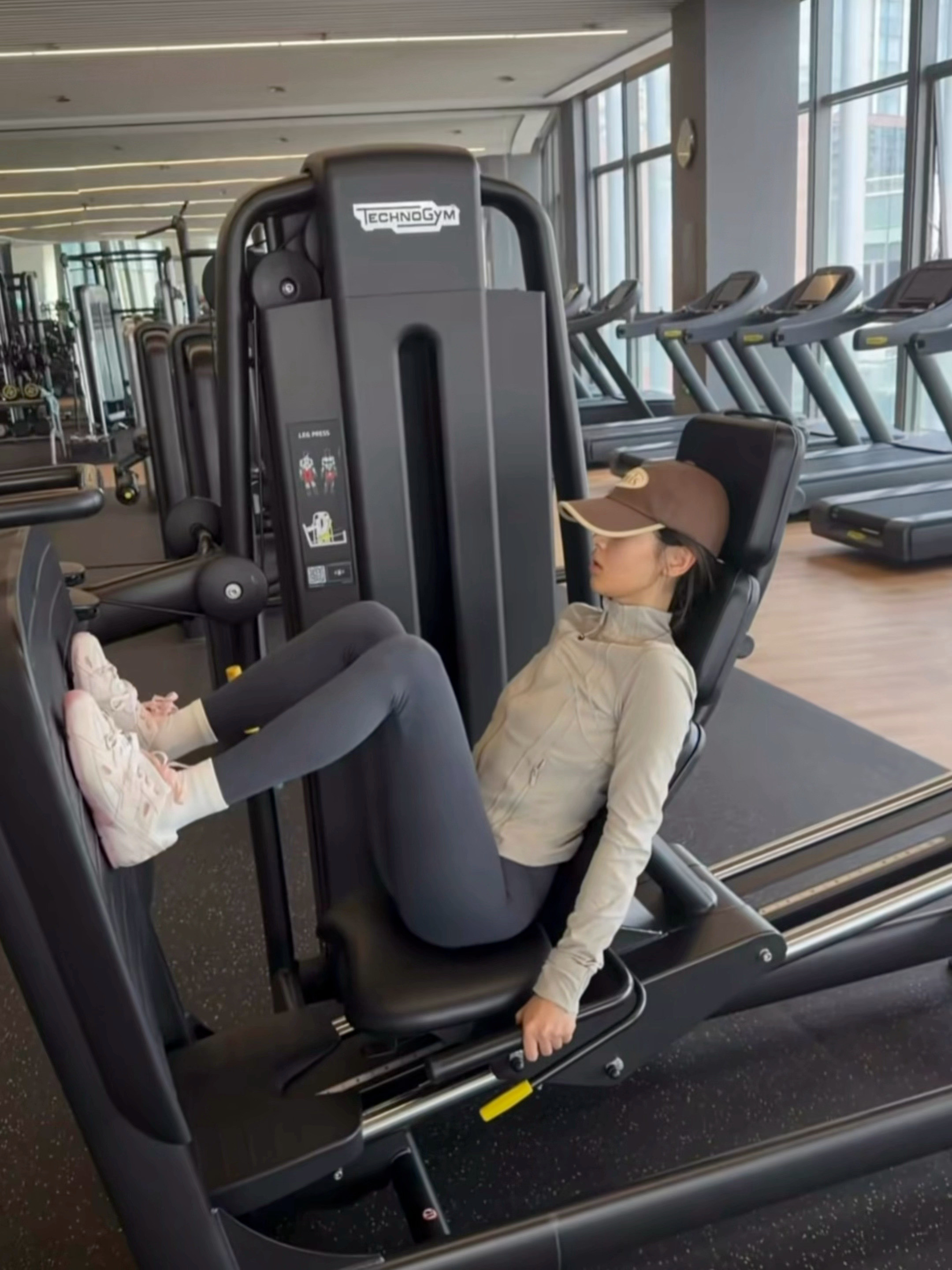 想看杨超越末世文女主这个肌肉太给力了杨超越惊人的腿长和比例杨超越