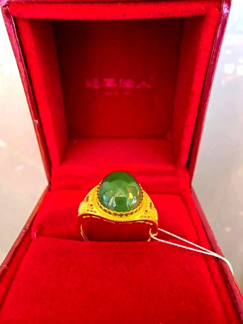 女儿的婚期定下来了。女儿女婿去挑结婚金首饰，她也跟着去了。她在柜台前看中了一