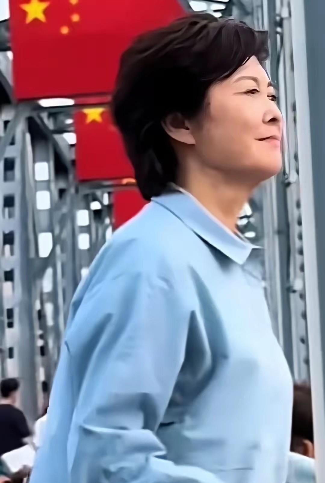 这是敬一丹老师最后一次回家乡哈尔滨时的照片，也正是在哈尔滨突发的脑出血，在当地治