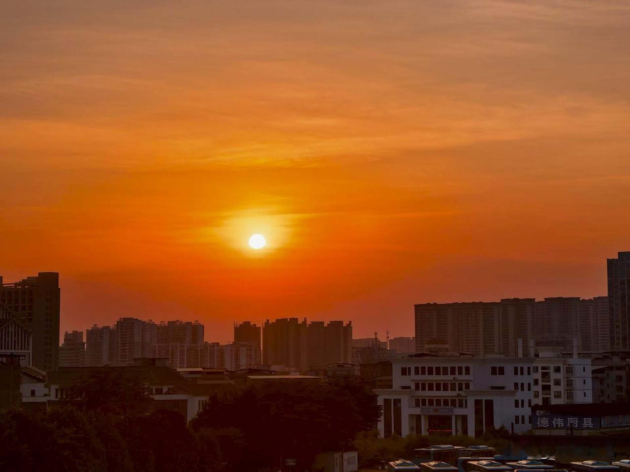 奉劝大家，千万要记住：经济衰退时买房是蠢，攒钱是坑，唯一正确的策略是死