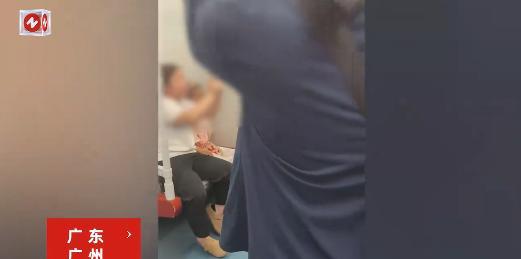 “吵翻了！”7月16日，广州，一女子带着女儿坐地铁，结果，却被一老年女士要求小女
