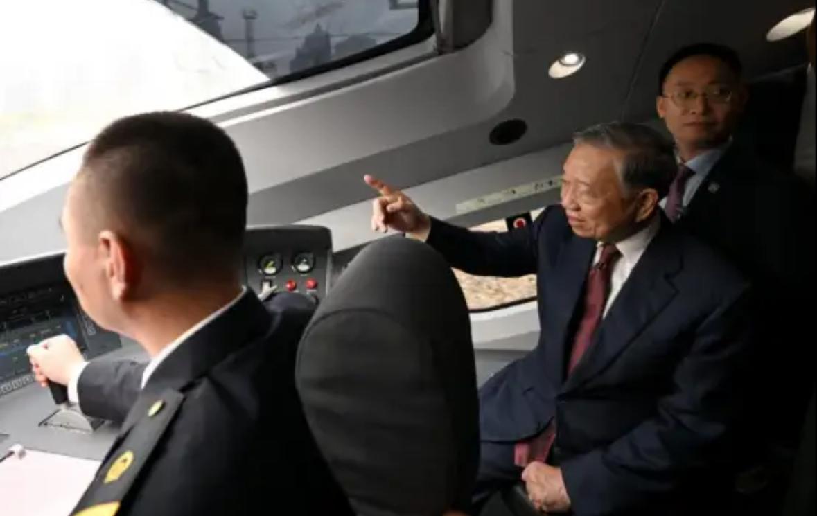 越南最高领导人苏林来中国了，四天访华行程中，他干了件很多外国政要都没干过的事：四