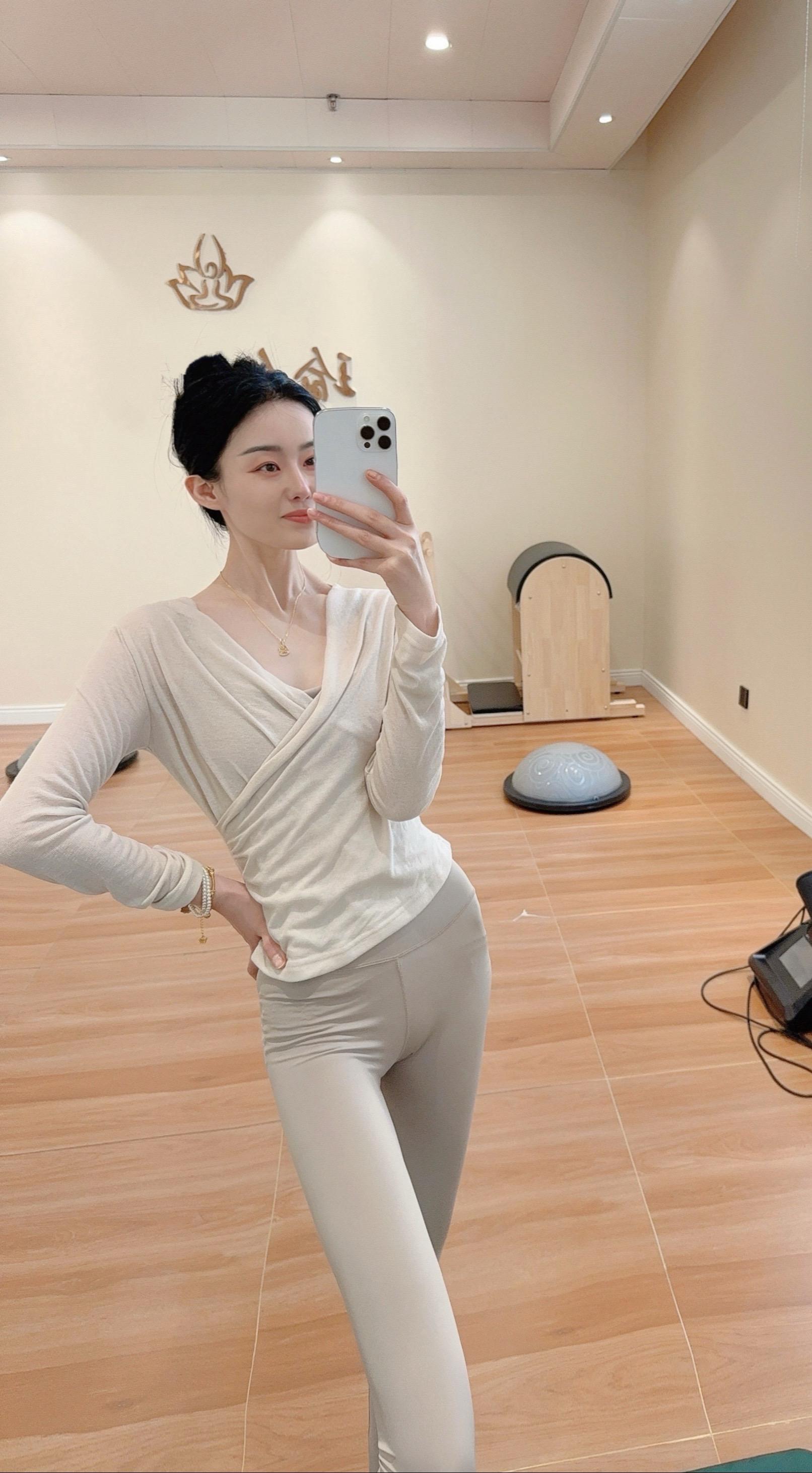 女孩子有时间一定要去学学瑜伽提升气质 看看世界 见世面 别问多少钱 问...