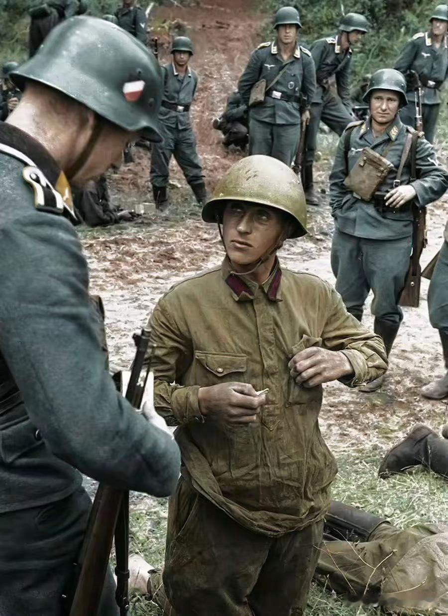 被德军俘获的苏军士兵，他的眼神中充满了迷茫，他应该很清楚，等待他的将会是什么。