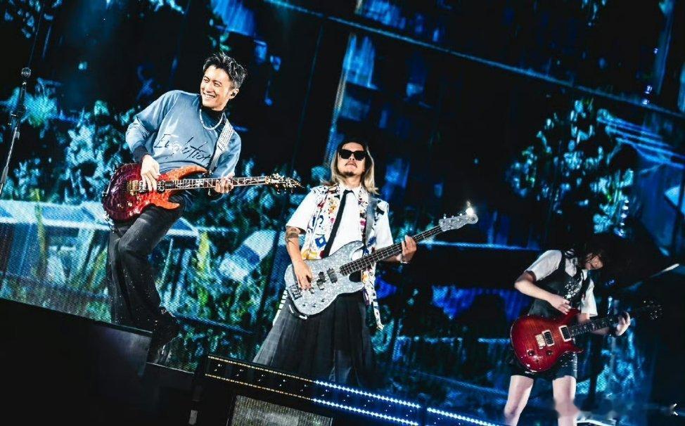 3. 谢霆锋这演唱会才叫值得！质感拉满还不敷衍，内娱赶紧跟上这卷王标准～