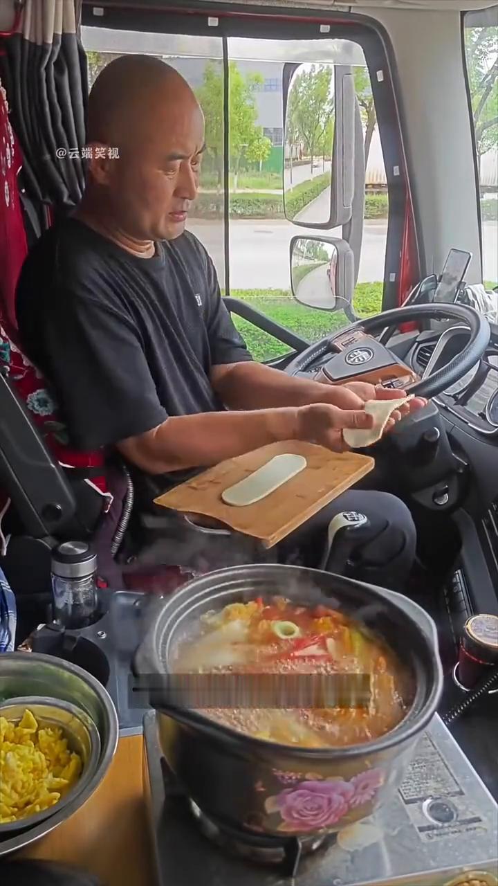 车厢的厨神。这位货车大哥真是过日子的高手，他跑长途从不在外吃饭，三餐全靠自己亲