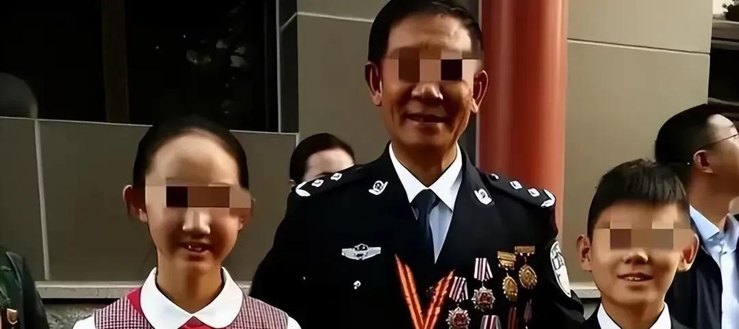 1992年，卧底警察陈新民参加颁奖典礼。期间，主办方突然切换到直播，导致陈新民被