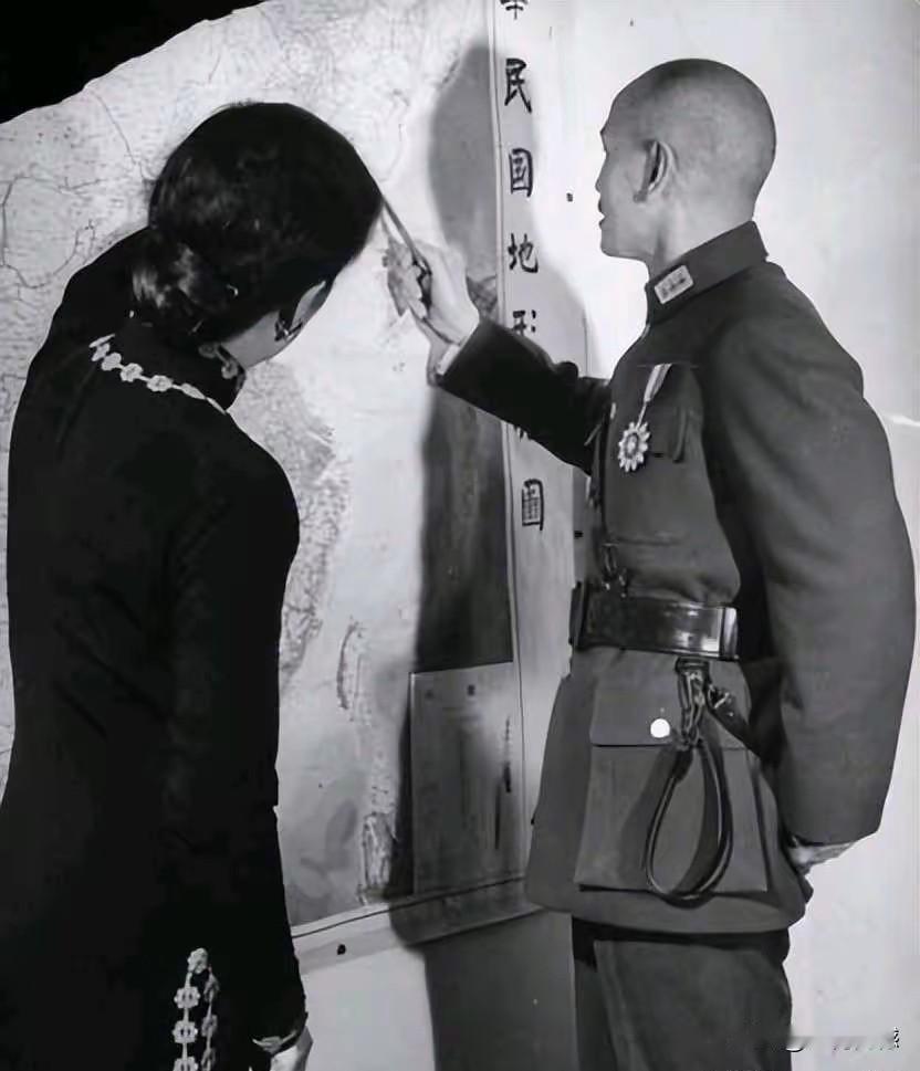 这张照片留下的虽然是背影，但是能够很清晰的看出照片中的这两个人是谁，随着对历史的