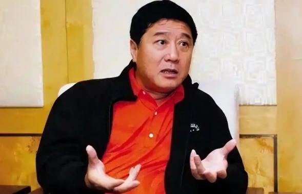 1999年，叶大鹰为了和年轻演员梅婷在一起，果断跟患难妻子姜南离婚，净身出户把房