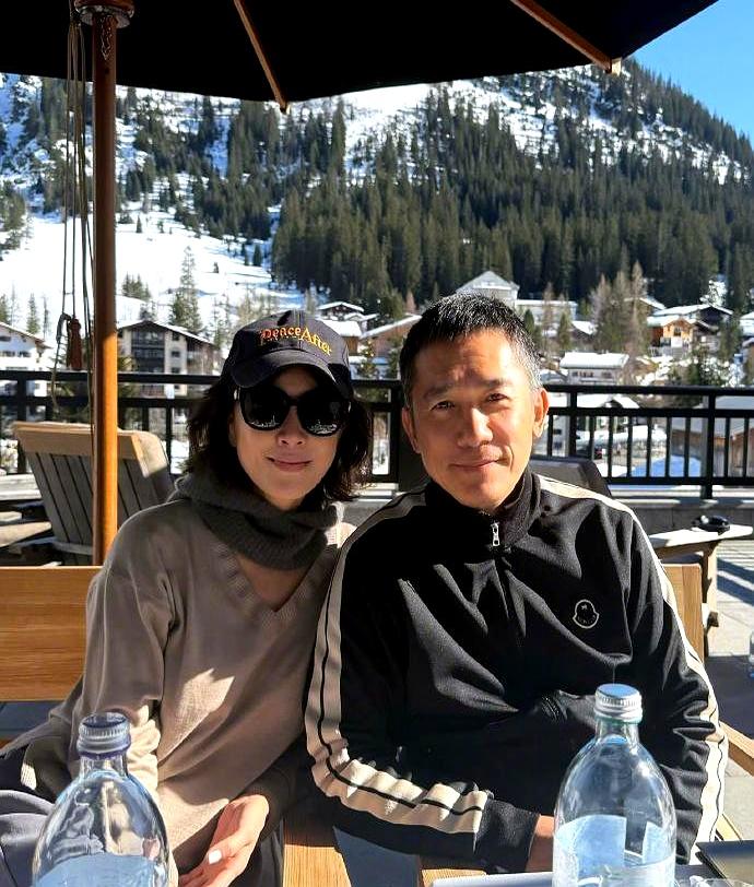 她一个人去朋友家哭了六年刘嘉玲在章泽天播客里抖了底：梁朝伟以前一到聚会就