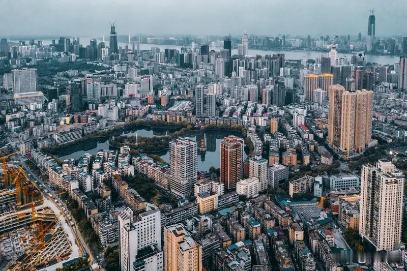 武汉楼市：对比高点行情，板块分化十分明显：武昌区巅峰2.4万，当前1.5万；