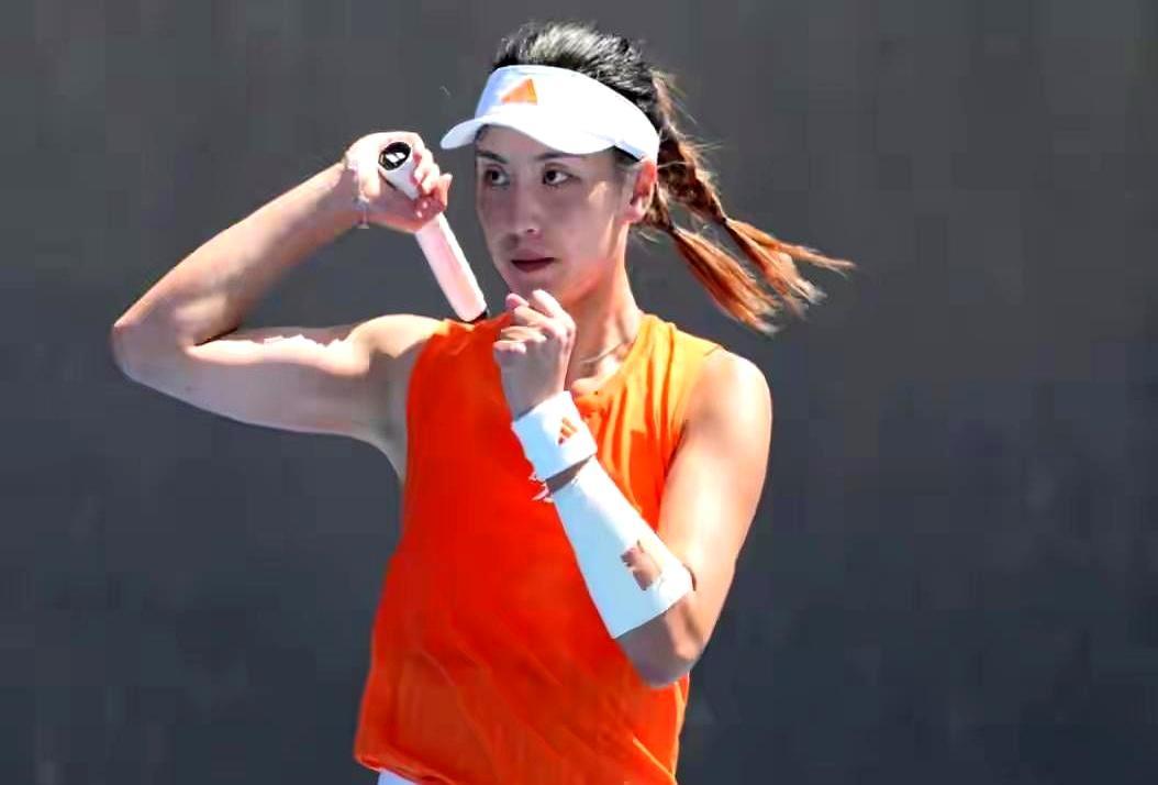 别惹中国姑娘！去年让她饮恨的对手，今年澳网加倍奉还。你以为这只是一场普通的