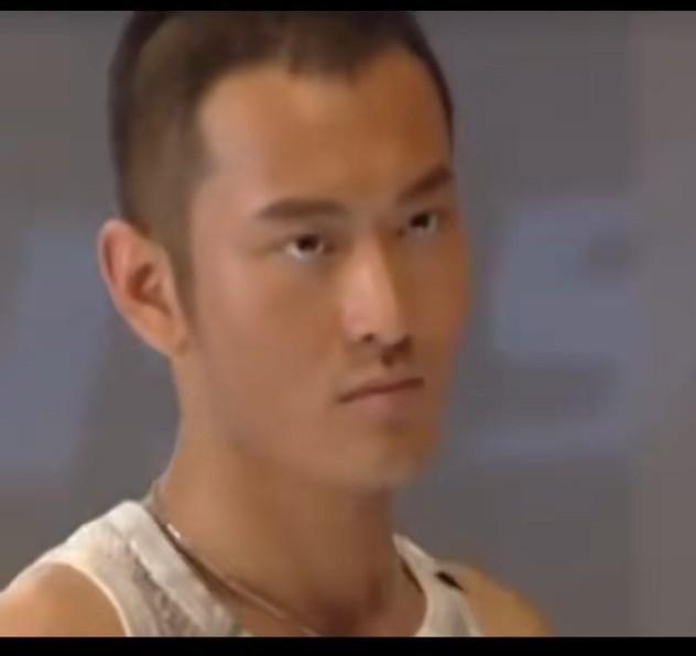 黄晓明年青时候的颜值其实并不出众，算不上帅，只能说是比较酷，比较痞而已，脸型也不