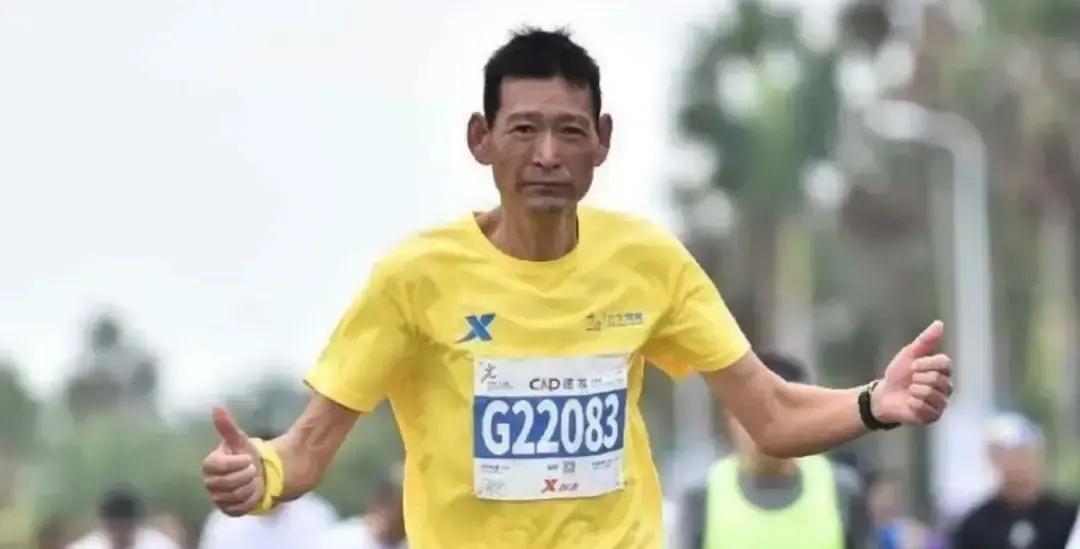 医生判了他死刑，说顶多三个月。这老哥偏不信邪，硬是把这三个月跑成了整整四年