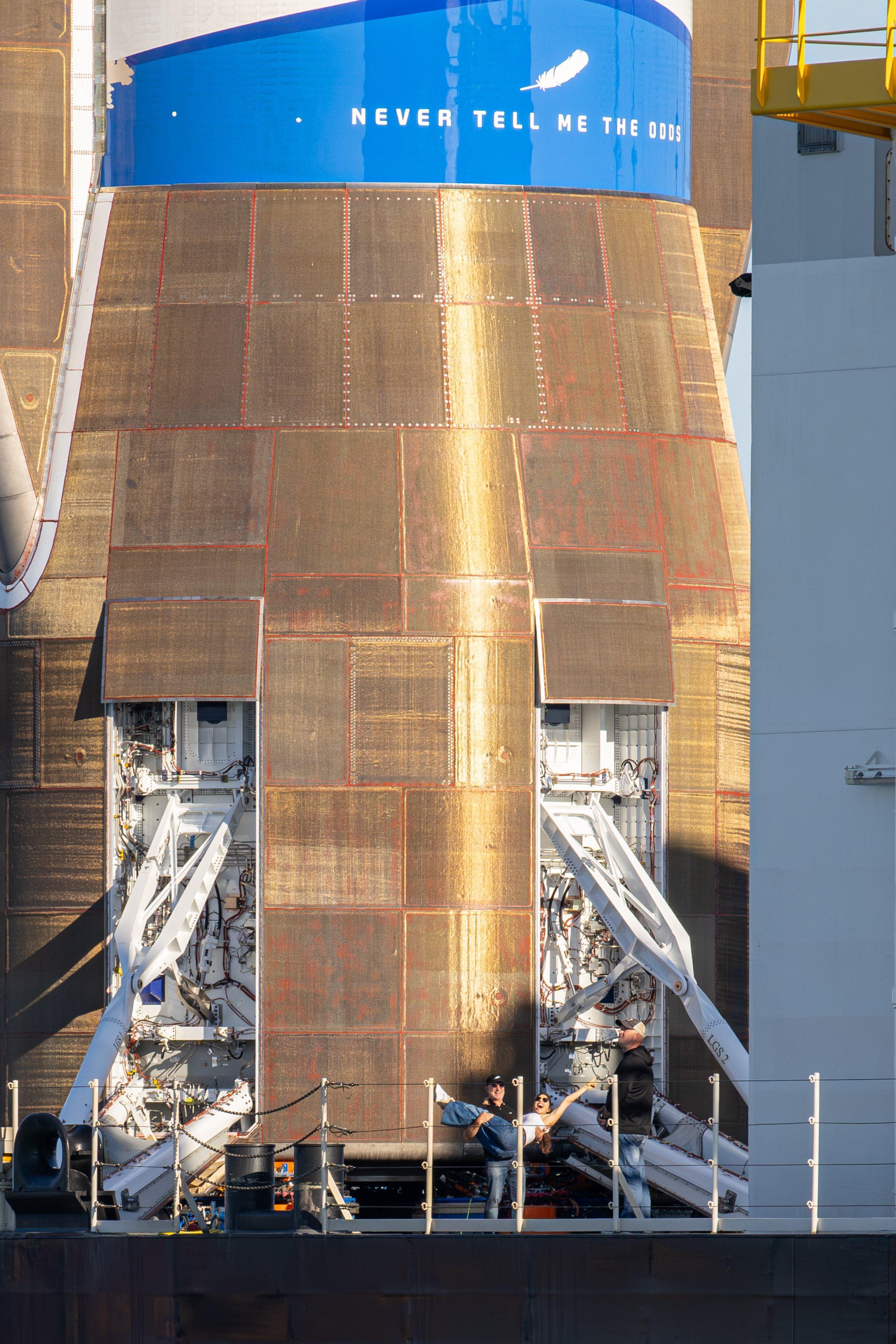 贝佐斯和他的爱人在新格伦火箭芯一级下合影！