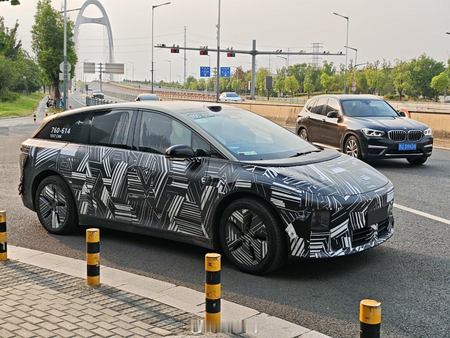 理想i6伪装测试车又来了。理想汽车新能源汽车​​​