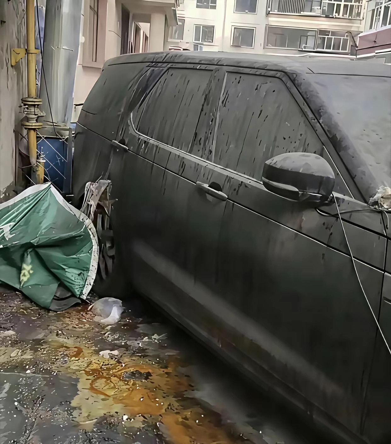 这汽车看着起码值三百万，车主也太有钱了，居然说不要就不要了。