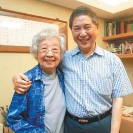 2013年，白崇禧之子白先勇、齐世英之女齐邦媛，一张罕见的合影，镜头中的白先勇搂