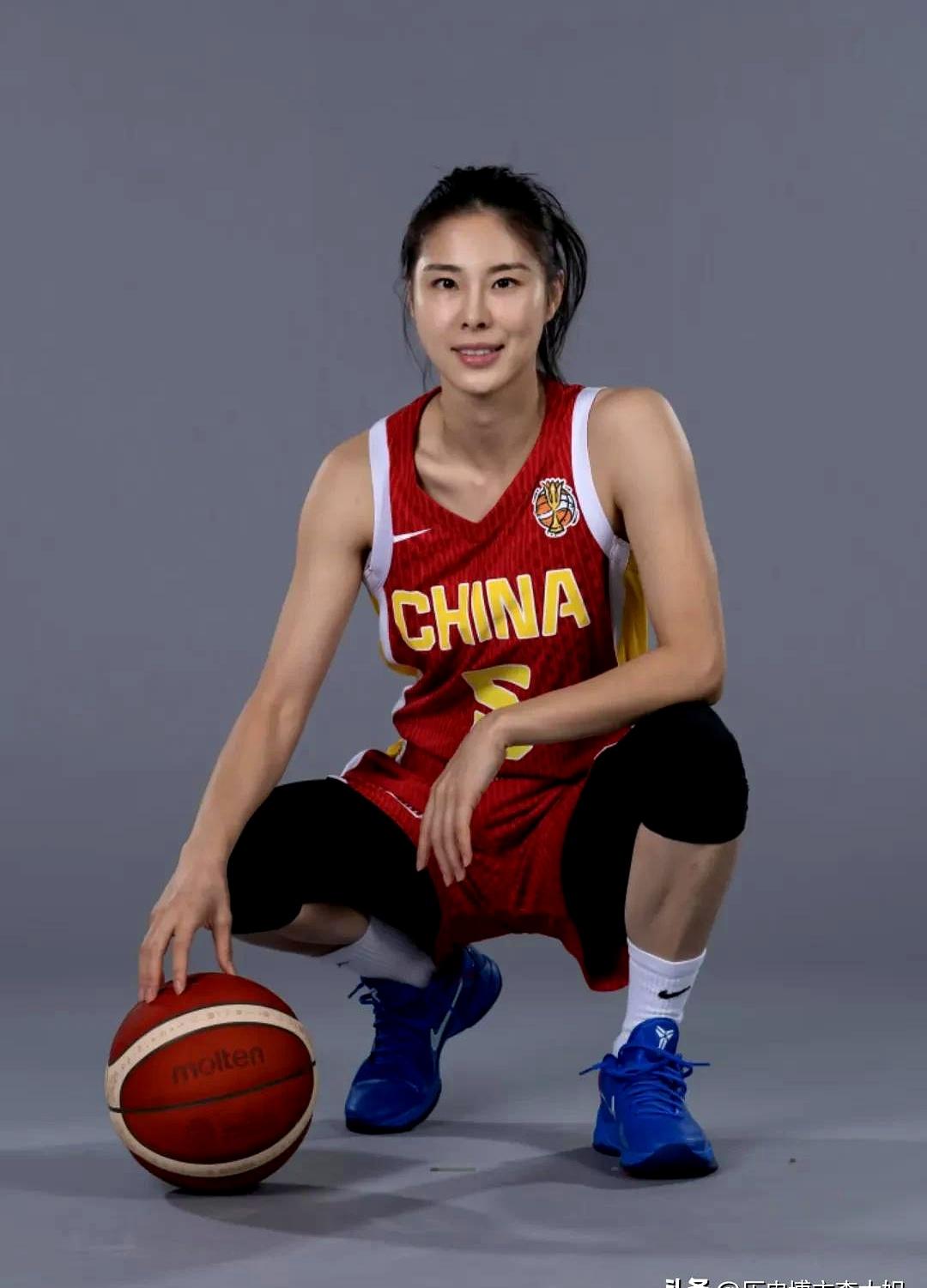 61:94，屏幕上一冻，像被人把电源拔了。中国女篮被美国女篮压到没脾气，这比分