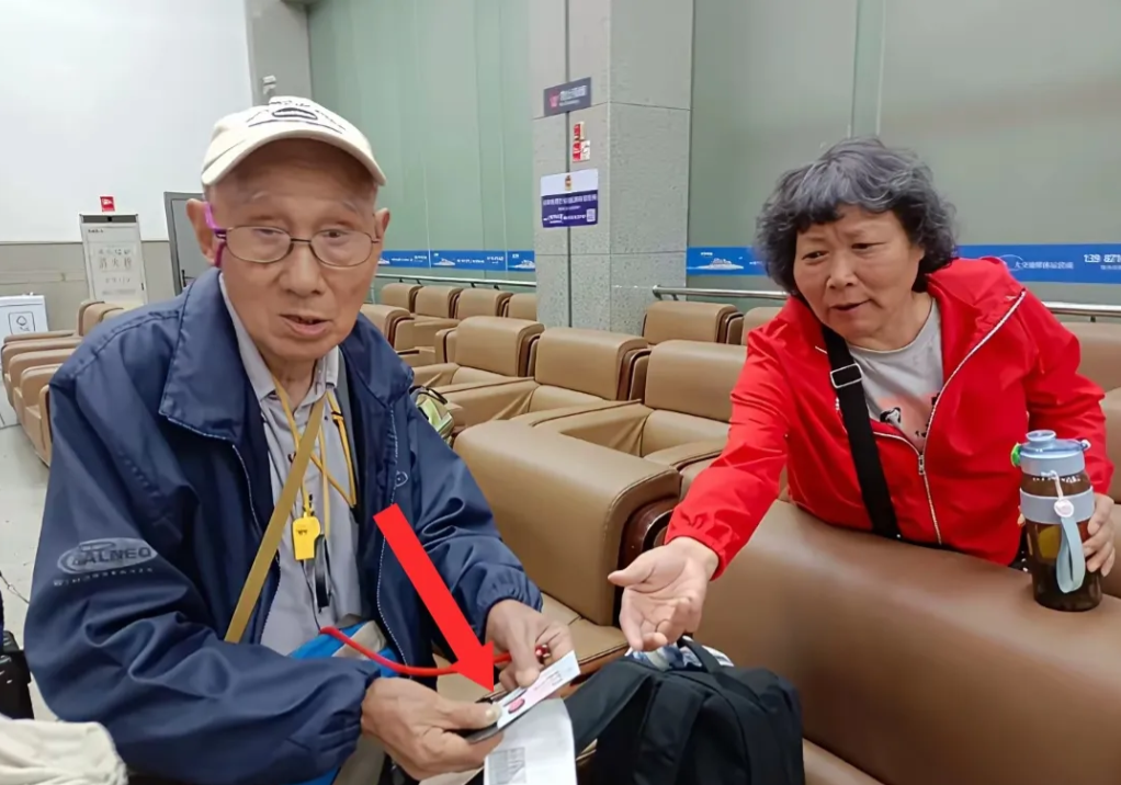 一老人在昆明火车站候车厅，有人问他什么年龄，老人说，92岁了！有乘客不信，老