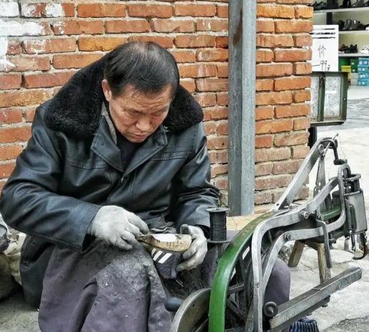 5月7日红星新闻报道，在山东平度的一条普通街边，谁能料到一根皮带、几块钱的加工费