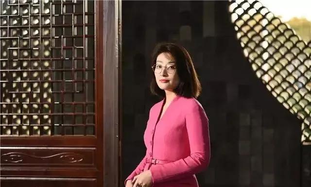 宗馥莉一直不结婚是受其父亲影响吗？或许在她心中，男人没有一个好东西！这句话是很多