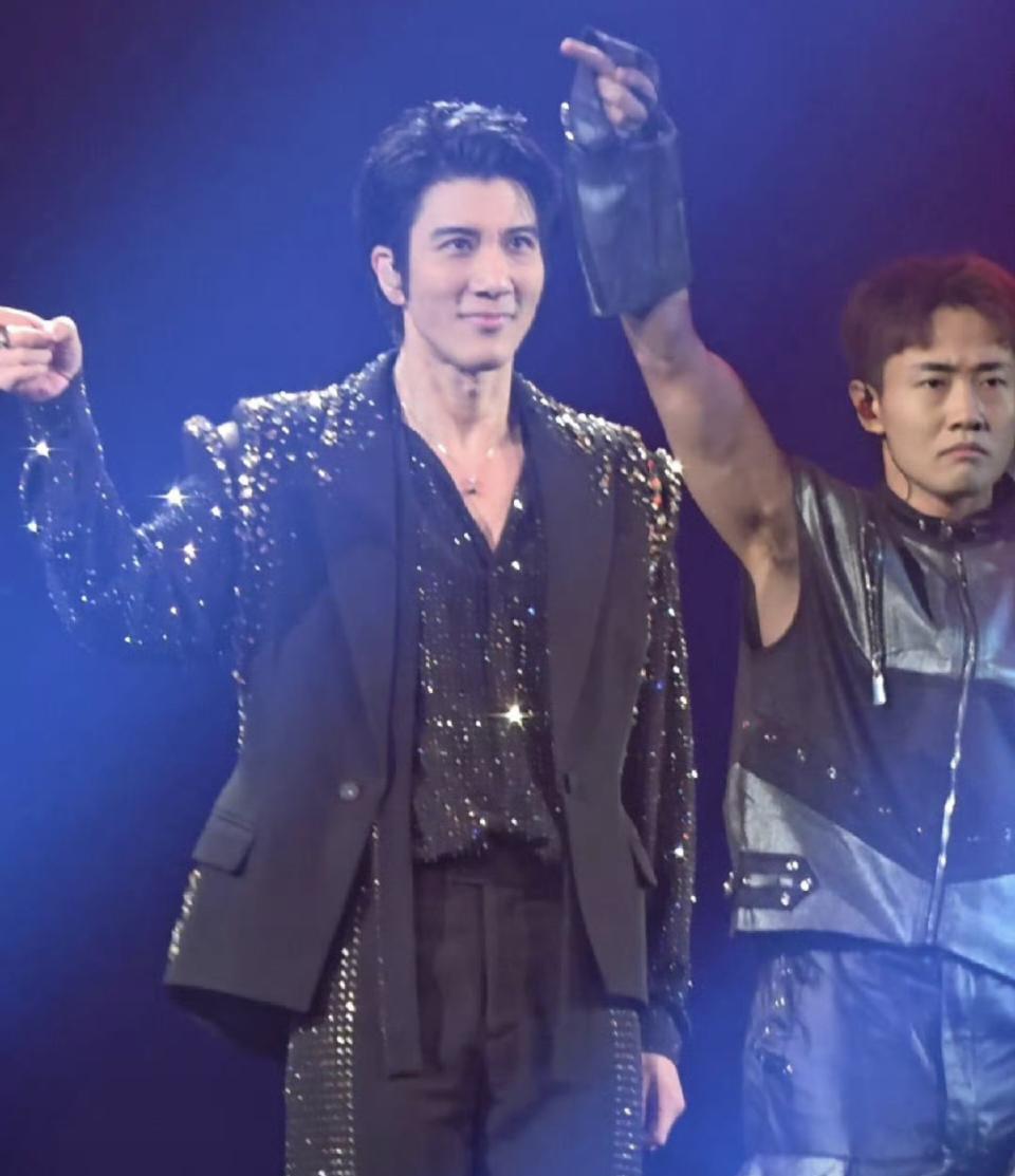 2025年6月22日，王力宏北京演唱会现场，出现了一位特别的“站哥”——宋亚轩。