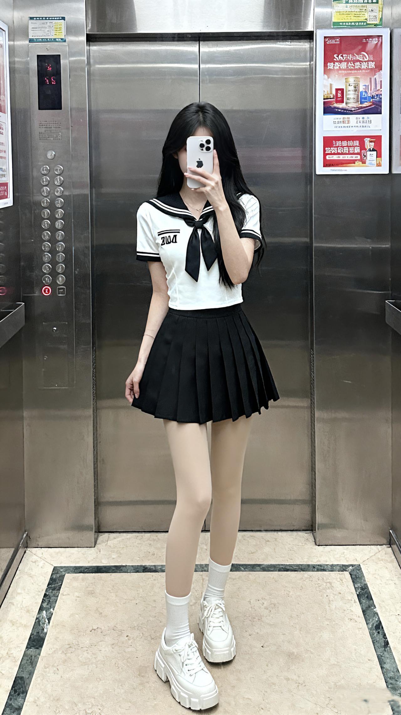 穿搭分享百褶裙电梯拍照小白袜配小白鞋今天穿什么