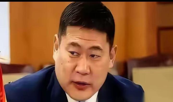你去蒙古国待几天就会发现一个特别拧巴的现象。乌兰巴托街头的年轻人，嘴上骂着中国