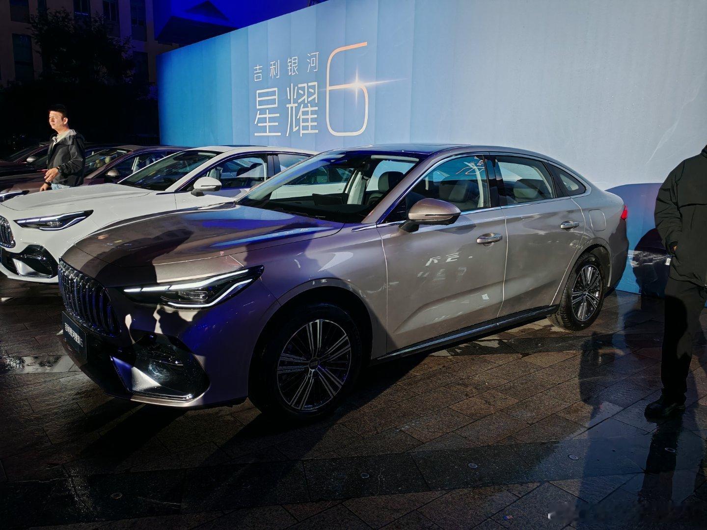 吉利银河星耀6限时指导价6.88万元起新一代国民电混家轿刚刚,吉利旗下全新插混轿