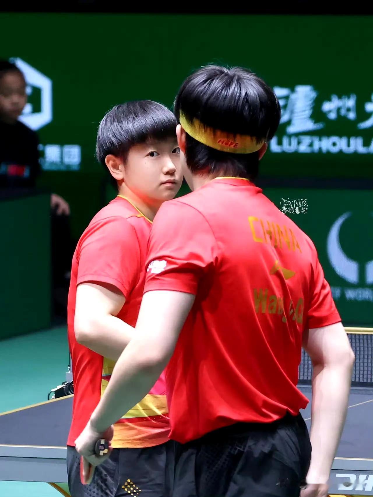 孙颖莎眼神杀太绝！软萌脸蛋配温柔凝视，王楚钦抗糖八年太能扛在某场赛场间隙，