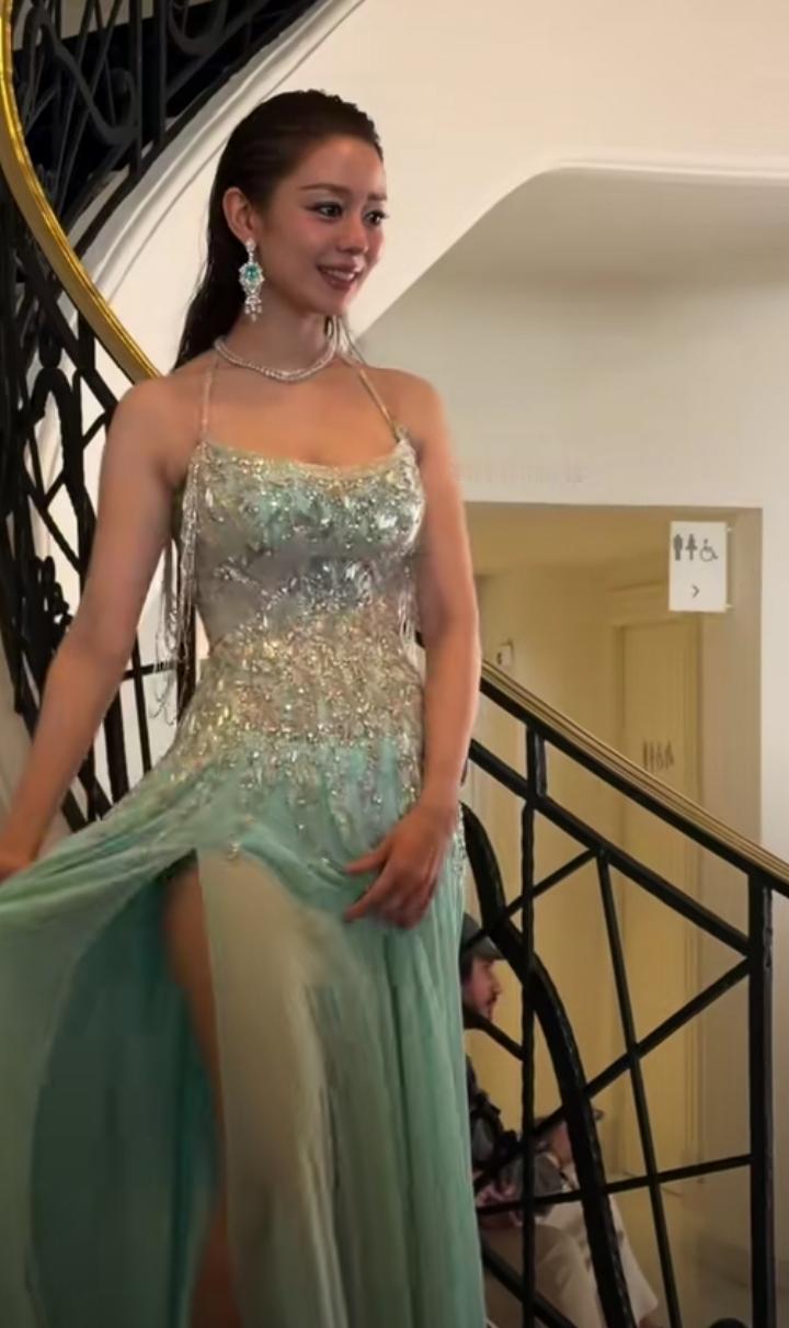 吉娜的魔鬼身材真的是娱乐圈独一份的存在，每次亮相都让人挪不开眼。红毯上紧身礼裙勾