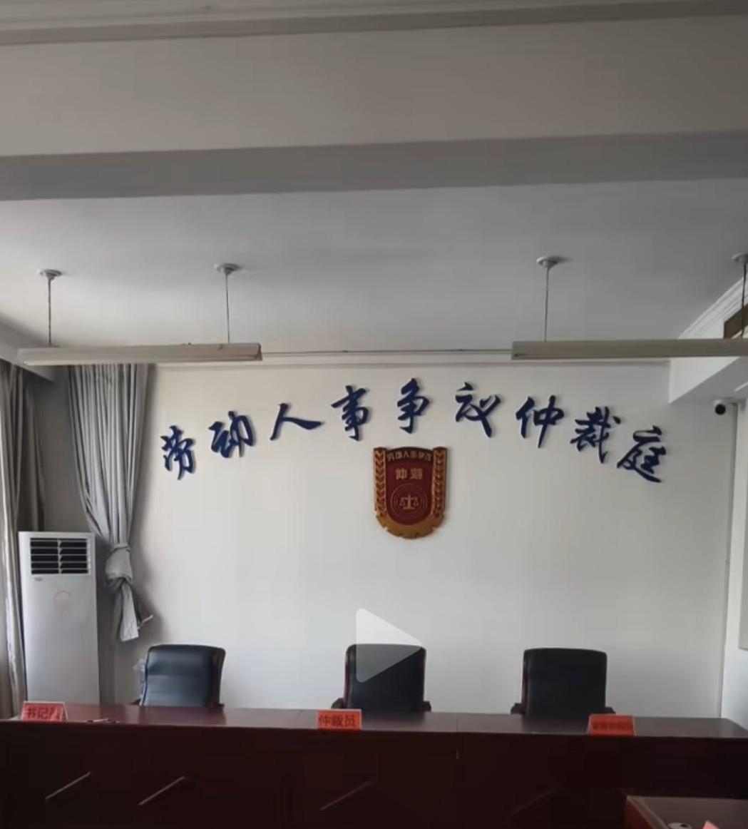海南，李先生被老板委派到新店里任主管，不料却在工作中受伤意外。店家竟然在其养伤期
