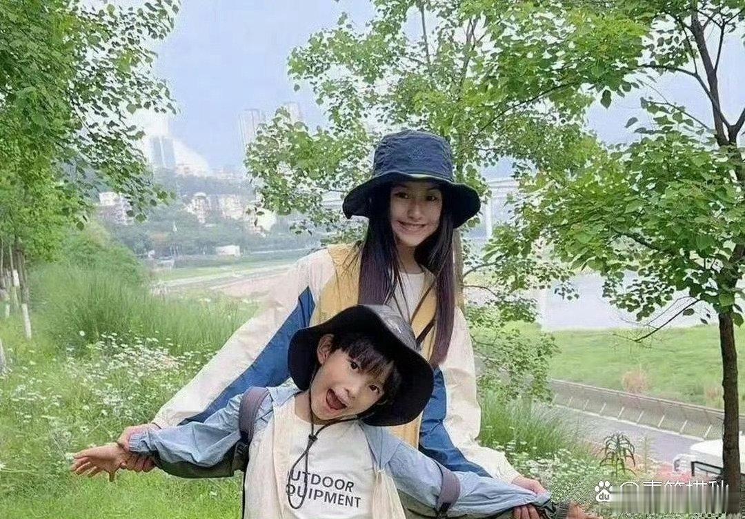 周杰伦和昆凌的俩孩子罕见露面啦！大女儿海瑟薇就像小昆凌，儿子罗密欧脸型像妈，眉眼像周杰伦。谁懂啊，这