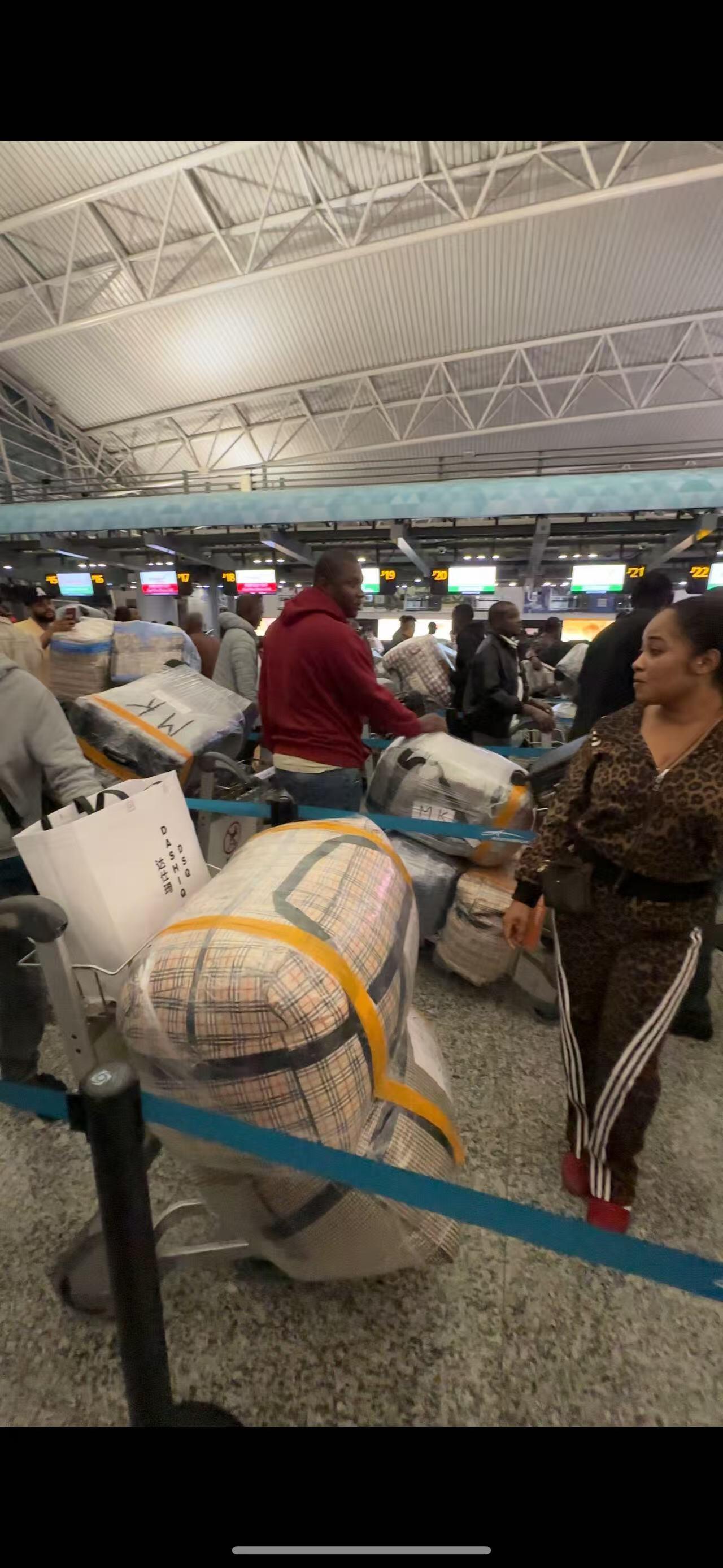 周二凌晨，广州白云机场T1那个场景真是绝了。整个值机柜台前，排队的几乎全是黑人兄