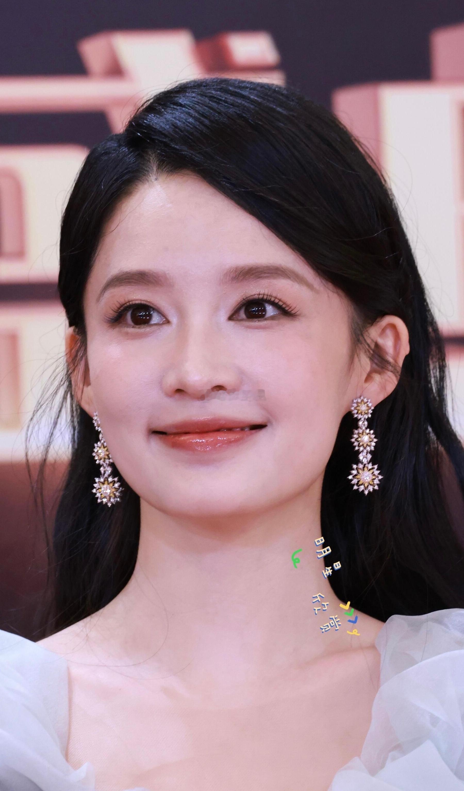 同样是35岁，金晨和李沁同框对比，整容带来的后遗症太明显
