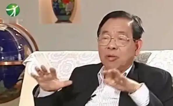 ““粪水浇菜”是污染食物的源头？中科院院士曾毅曾认为，农村人用粪水直接浇菜，完全
